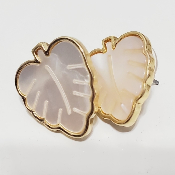 Leaf Platter White And Gold Tone Stud Earrings. 🌴 - Picture 1 of 7
